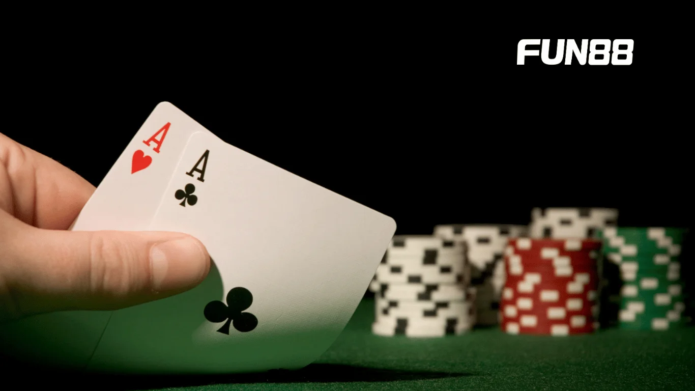 Người chơi sẽ được chia hai quân bài đầu tiên trong Poker texas Hold’em